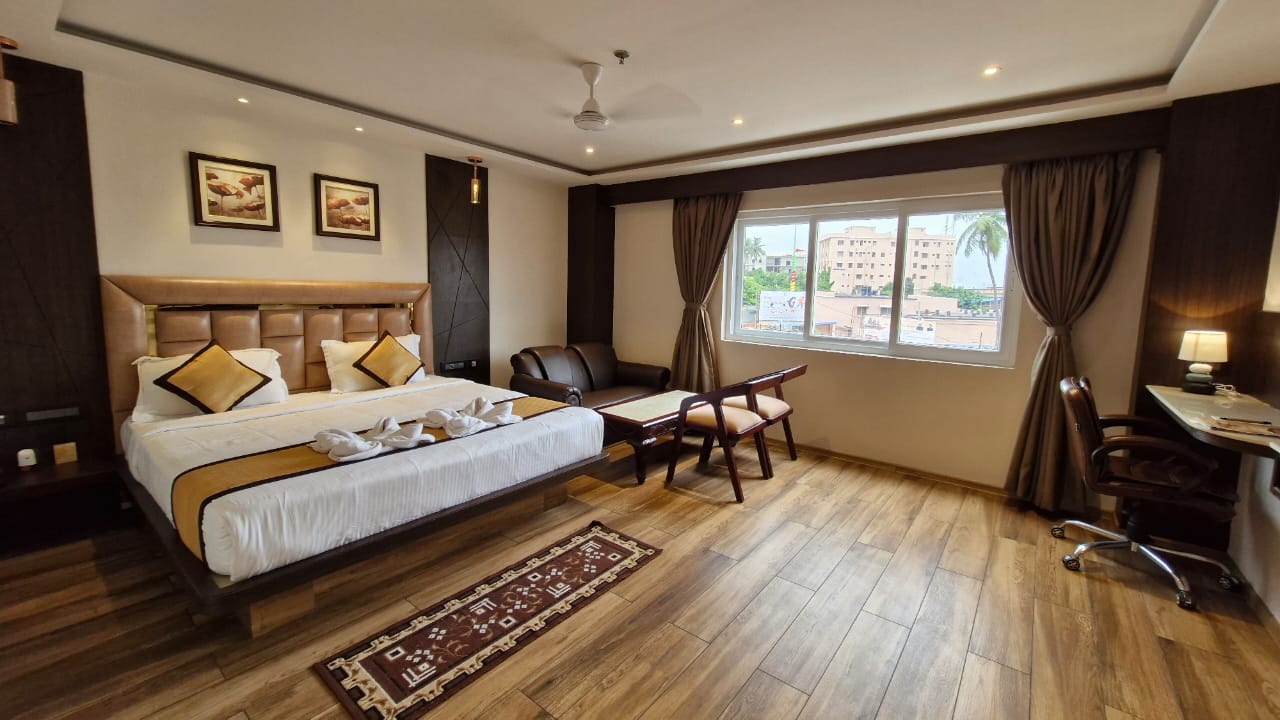Super Deluxe room with king bed and city view